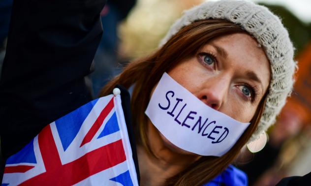 Бягат ли инвеститорите от британските активи