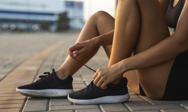 Удобството като нова мода: защо маратонките замениха елегантните обувки?