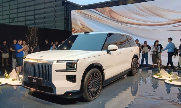 Zeekr дебютира с първия си хибрид в Китай