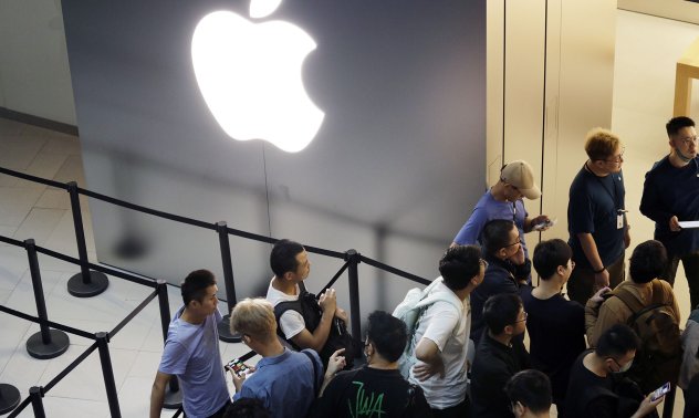 Apple обещава увеличаване на AI функциите след неубедителното трето тримесечие