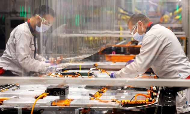 Производството в еврозоната ограничава спада, но заетостта намалява