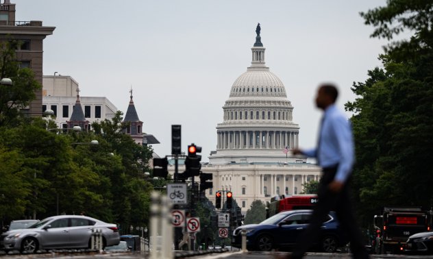 Доларът обикновено отслабва при спирания на правителството в САЩ