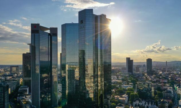 Когато лихвите са ниски, банките започват да таксуват за всичко останало