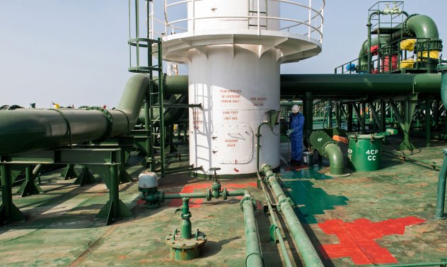 Санкционирани от САЩ танкери участват в търговията с петрол между Русия и Индия