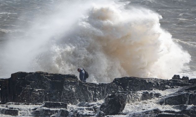Цените на тока в Европа паднаха под нулата заради силните бури