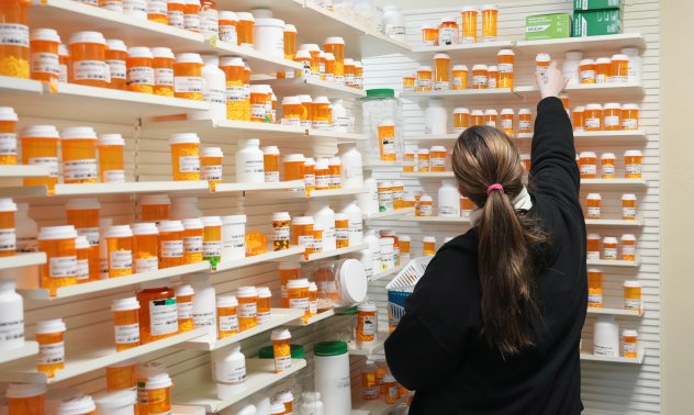 В лекарствения план на Белия дом има някои удобни за Тръмп бели петна