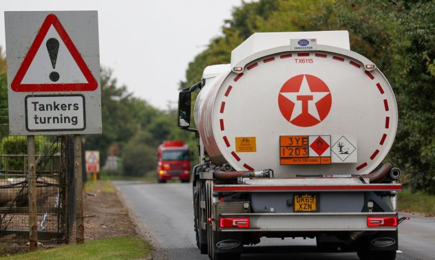 Великобритания разполага войници и цистерни в опит да ограничи недостига на гориво