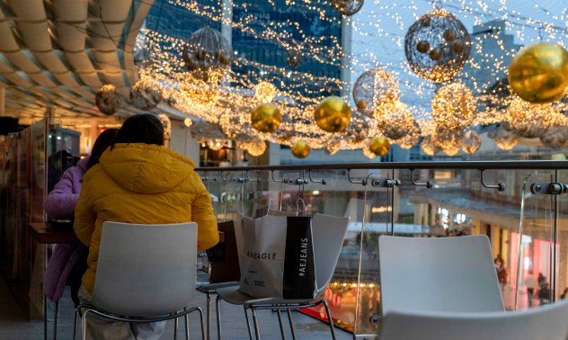 Покупателна способност: Аманда Мъл за неизбежното празнично пазаруване в Америка