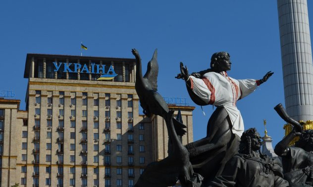 Десет дни, които разтърсиха света на Украйна, отекват в непокорния Киев