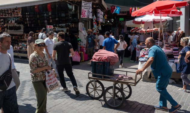 Турската лира остава стабилна, а икономисти очакват ново понижение на лихвите