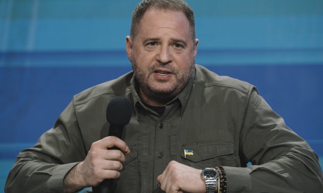 Зеленски остава изложен от загубата на висш помощник, а натискът от САЩ нараства