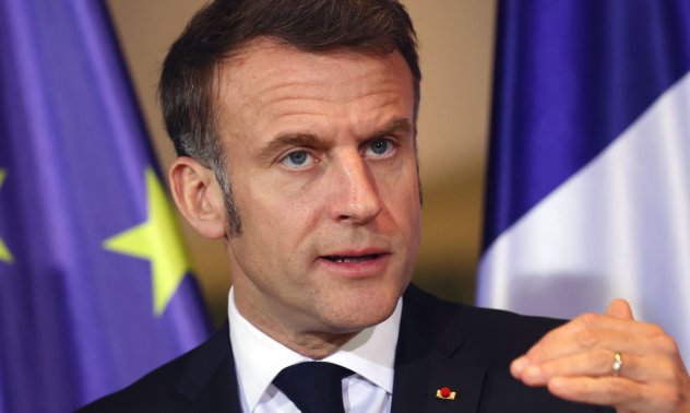 Френските играчи във властта се борят за влияние, докато Макрон търси коалиция