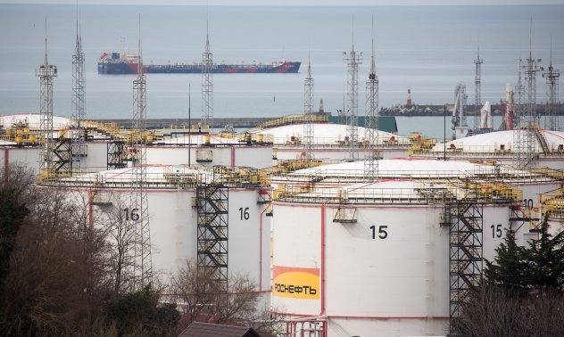 Руски петролен танкер се запали при атака с дрон срещу черноморско пристанище