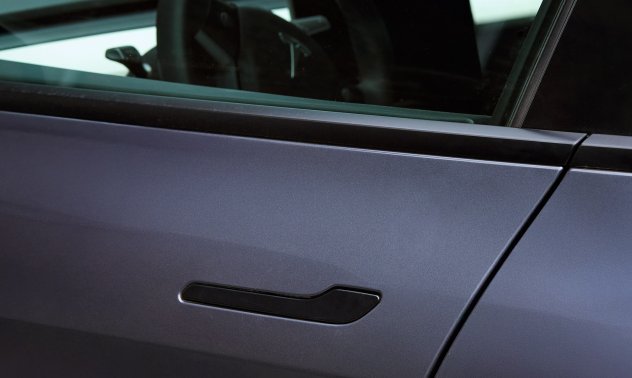 Жалбите на собственици на Tesla нарастват в разследване в САЩ за блокирани врати