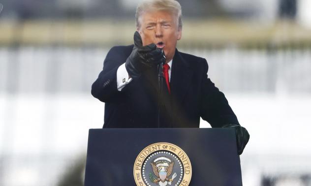 Тръмп се готви за предизвикателна последна седмица на фона на валящите искания за оттеглянето му 