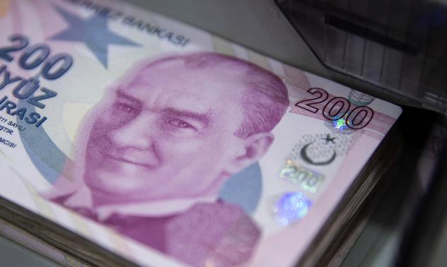 Геополитическото напрежение насочва турската лира към рекордно дъно спрямо долара 