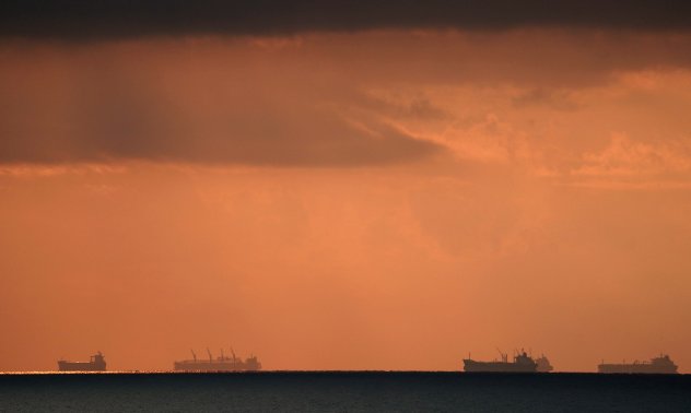 Тъмният флот и рисковете около претъпкания проток Малака