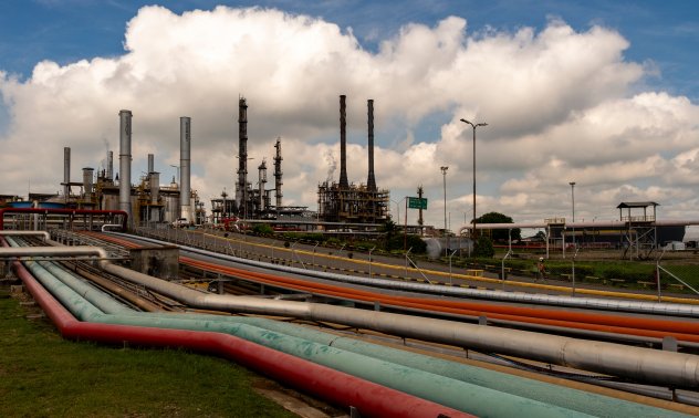 Петролът се стабилизира след 4% спад заради видими признаци за глобален излишък