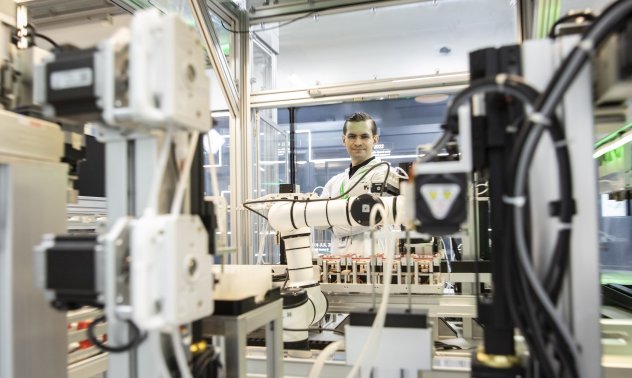 Надпреварата за първото открито от AI лекарство наближава ключов етап