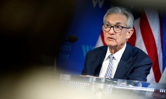 Пауъл сигнализира за забавяне в намаляването на лихвите след инфлационни изненади
