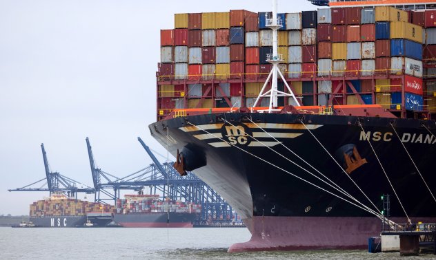 Свръхпечелившият бизнес с военни застраховки, който поддържа световната търговия