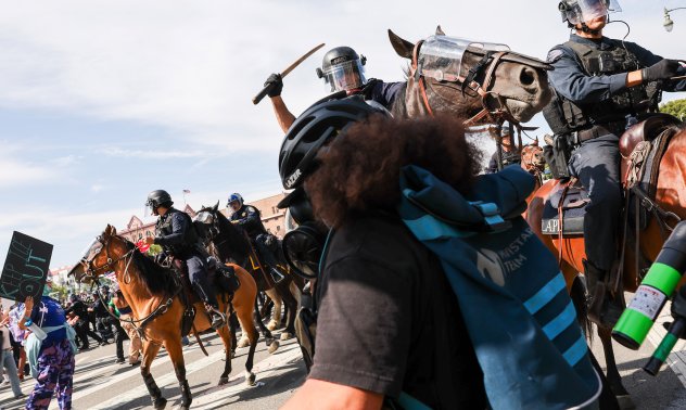 Митингите „Без крале“ привличат огромни тълпи в САЩ, а в Лос Анджелис има сблъсъци