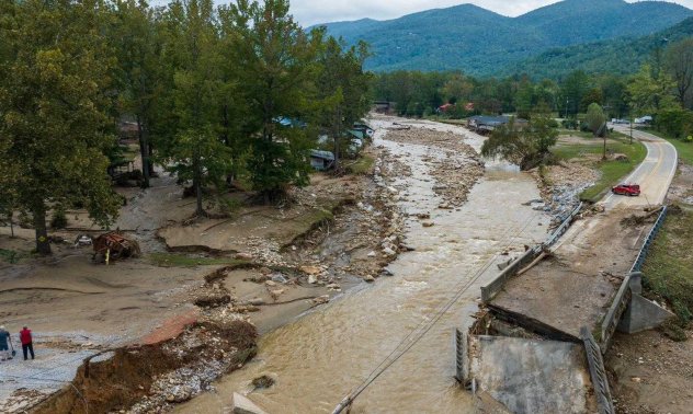 Наводнени ферми, замърсени реки, десетки загинали след урагана "Хелън"