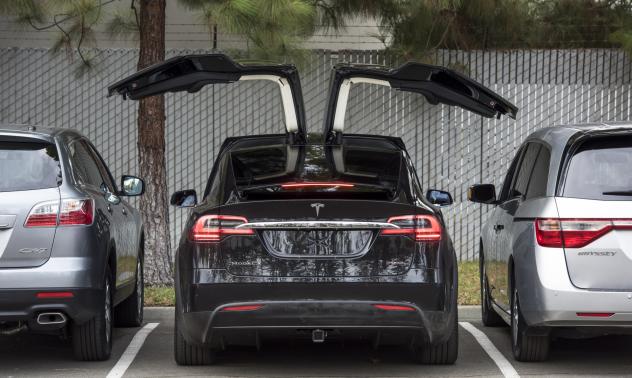 Бавният старт на продажбите на Model X на Tesla