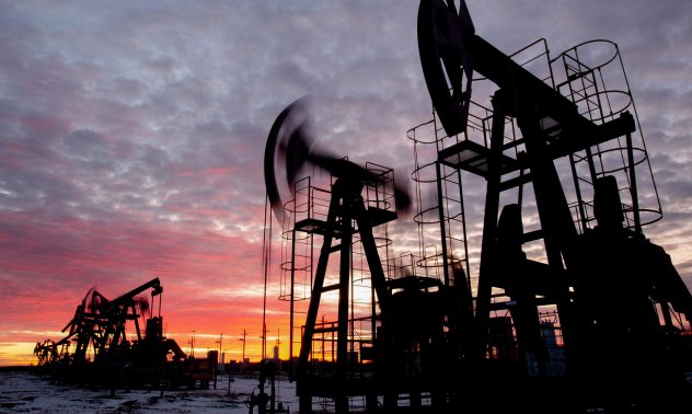 Петролът леко поевтинява след сигнали за напредък в мирните преговори за Украйна