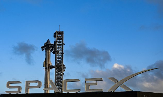SpaceX ускорява плана за кацане на Луната след натиск от NASA
