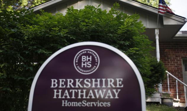 84-процентен дял от портфолиото на Бъфет през 2021 г. е в три сектора