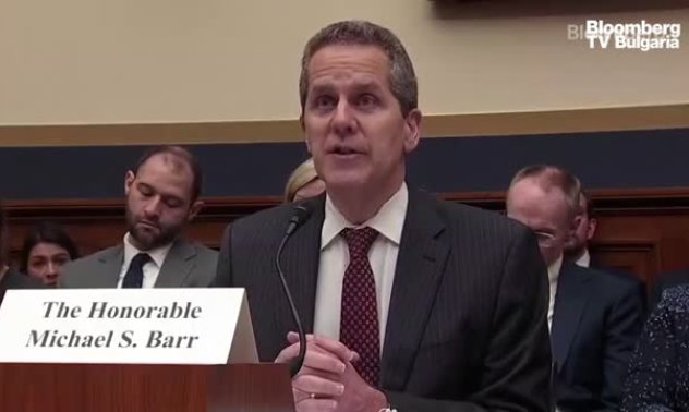 Майкъл Бар от Фед: Проверяваме всички