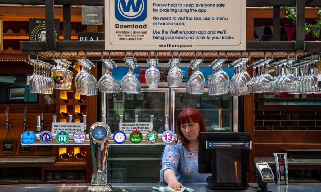 Заведенията в Англия отварят, но бъдещето им е несигурно