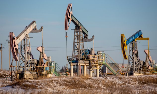 Петролът поскъпва докато трейдърите следят перспективите за повече доставки от Иран