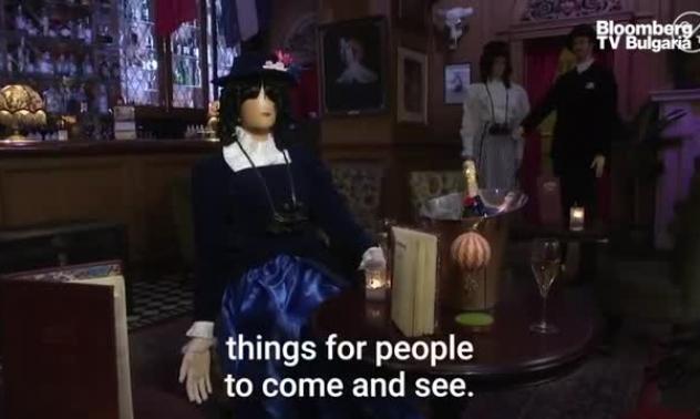 Спазване на социална дистанция с манекени