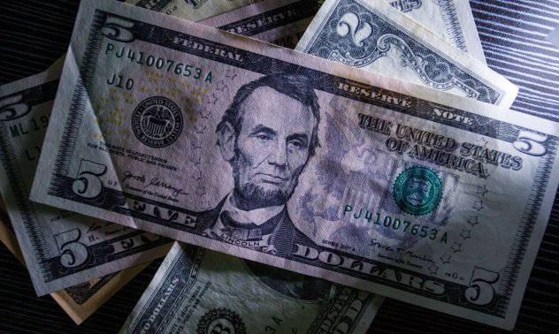 Възможно ли е да видим край на доминацията на долара? Попитахме експертите