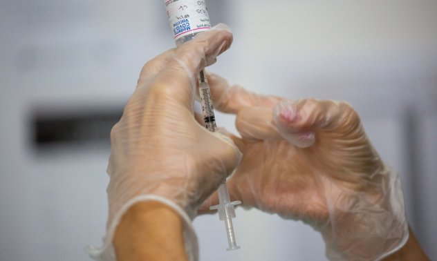 Великобритания става първата страна, която одобрява специфичен бустер за Омикрон