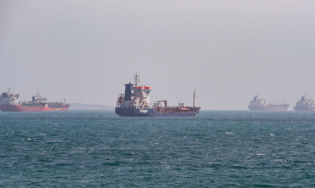 Тарифите за петролни танкери се сриват, тъй като ОПЕК+ намалява търсенето