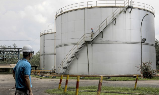 Петролът слезе от 7-годишен връх заради ръст на запасите в САЩ