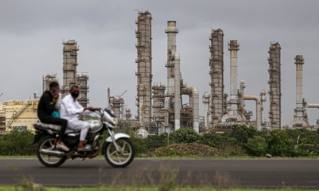 Войната между най-богатите магнати в Азия премина в зеления сектор