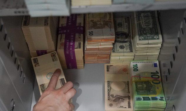 Търговците на валута се позиционират за глобален скок на волатилността