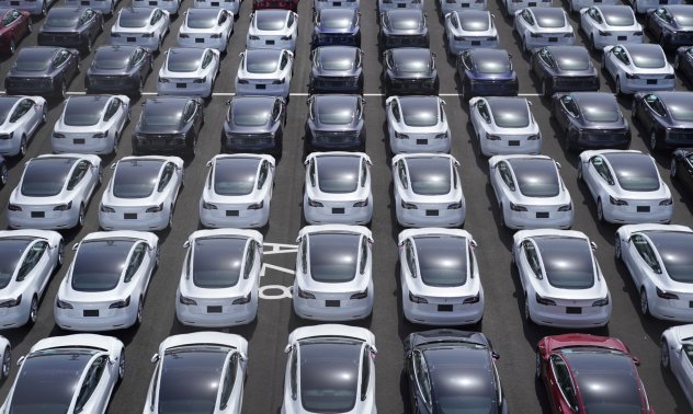 Tesla отчита първия си годишен спад на продажбите от 2020 г.