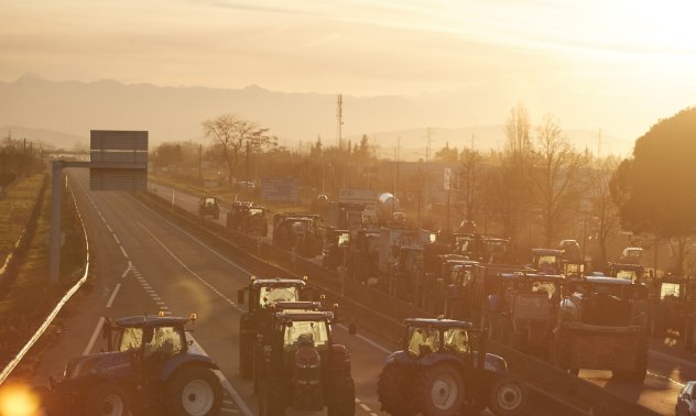 Макрон прави финален опит да спре фермерите да блокират Париж