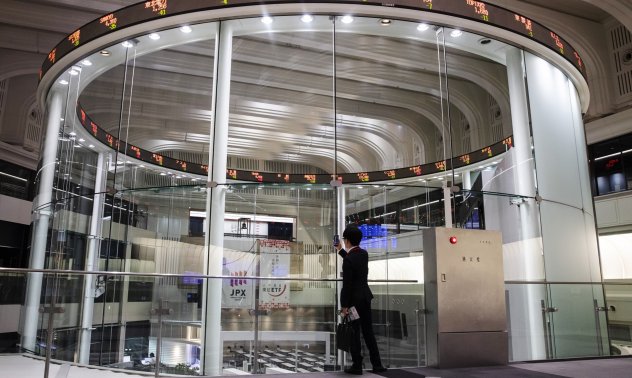 Доларът поевтинява най-много от 2 седмици, а акциите се възстановяват