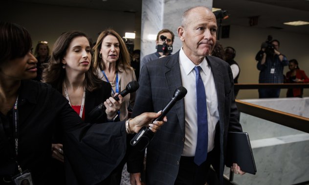 Главният изпълнителен директор и още двама шефове в Boeing напускат компанията 