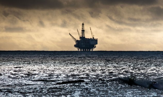 Петролът доближи $100, като запасите в ключов център в САЩ спаднаха до критични