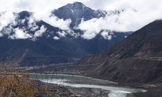 Китай одобри язовир на границата с Индия, който ще бъде най-големият в света
