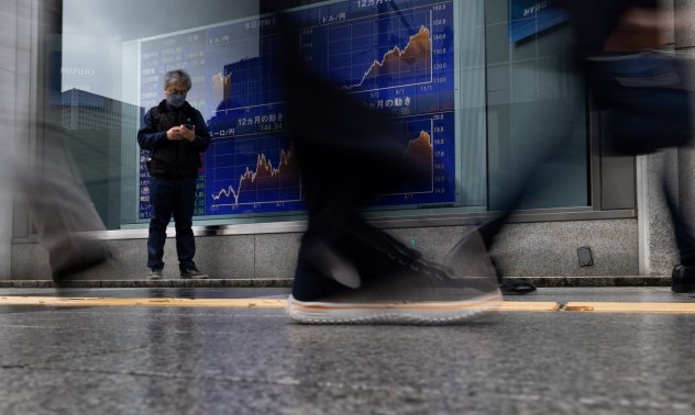 Фючърсите в Европа и акциите в Азия поскъпват, доларът поевтиня