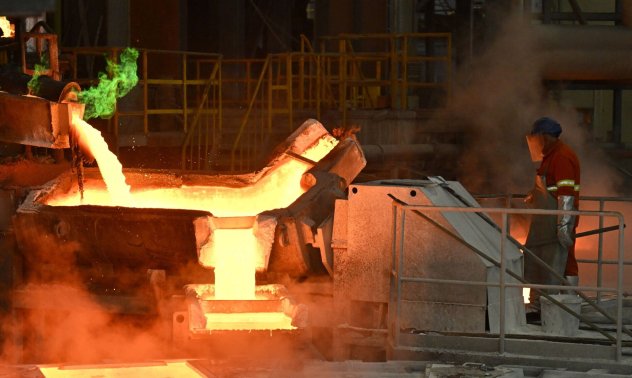 Търговците отчаяно търсят сделки с мед, а добивните компании се възползват