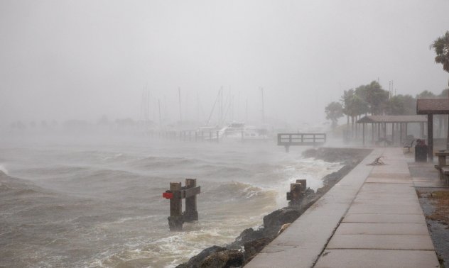 "Милтън" удари Флорида близо до Тампа като ураган от 3-та степен